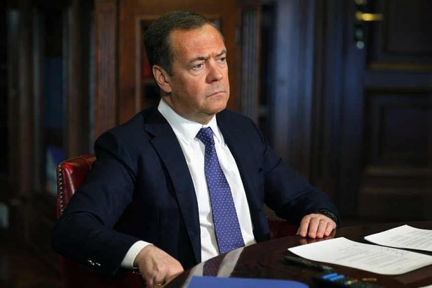 Medvedev, Rusya Anayasasının Mükemmel Olmadığını Belirtti