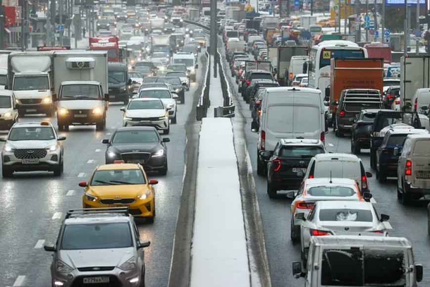 Rusya Otoyolunda Kilometrelerce Uzunlukta Trafik Sıkışıklığı Yaşandı