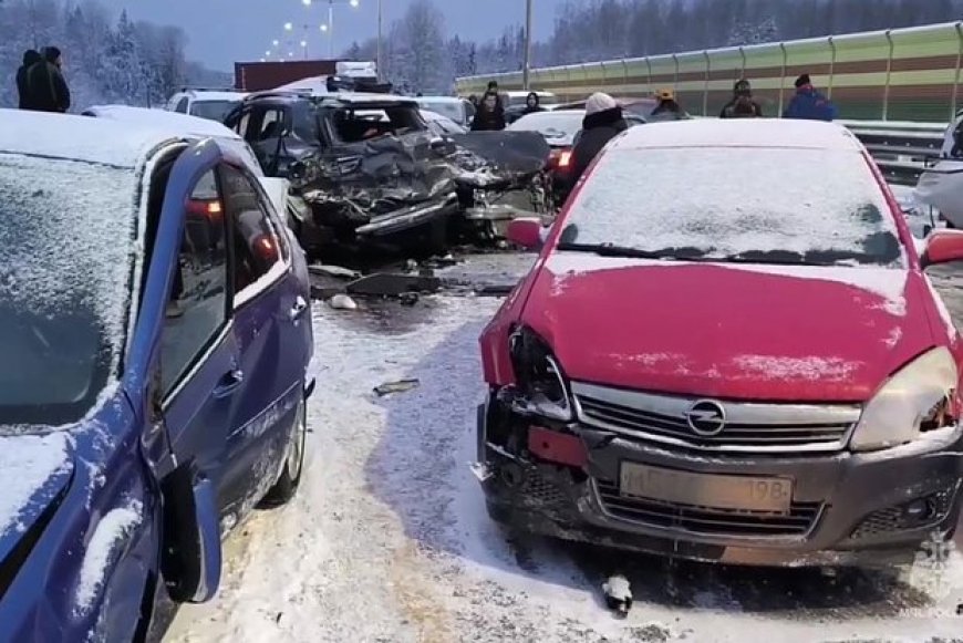 Rusya'da Hızlı Karayolunda Büyük Bir Trafik Kazası Meydana Geldi. 50 Araç Çarpıştı, Bir Çocuk ve Üç Yetişkin Hayatını Kaybetti